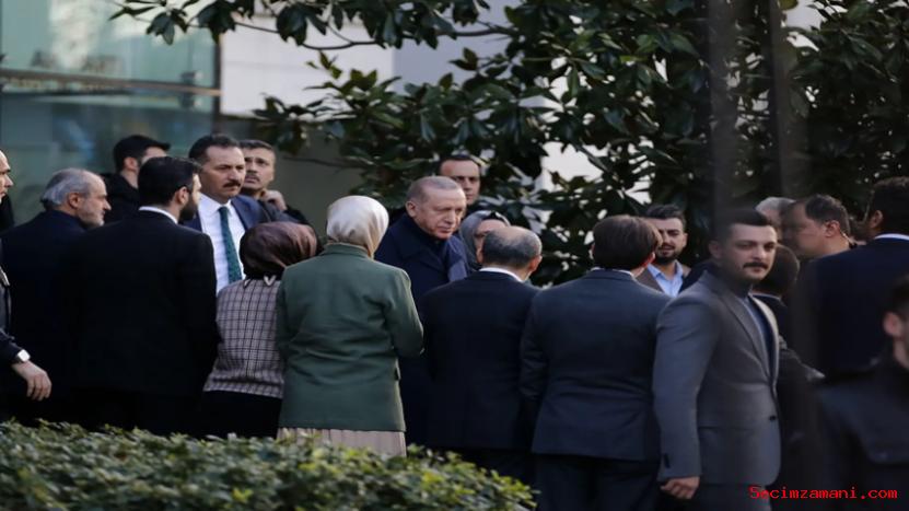 Cumhurbaşkanı Erdoğan, Partisisnin Yeni Konferans Salonu'nda İncelemelerde Bulundu